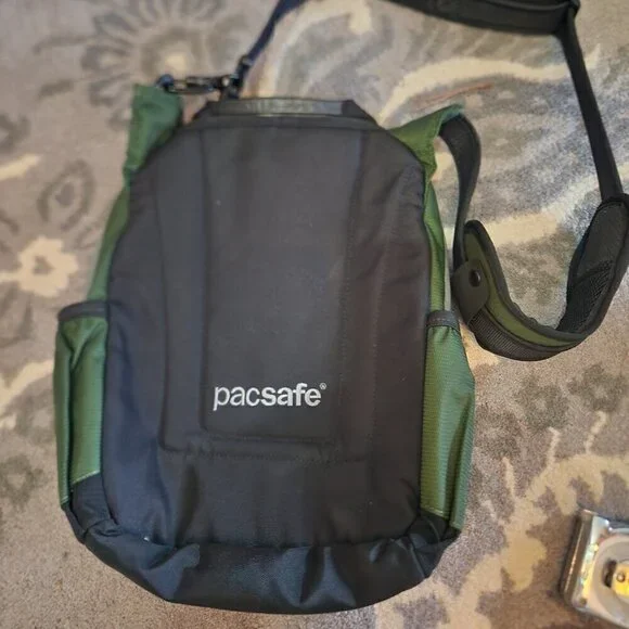 Pacsafe anti-theft Green Crossbody - Unisex - Picture 2 of 5